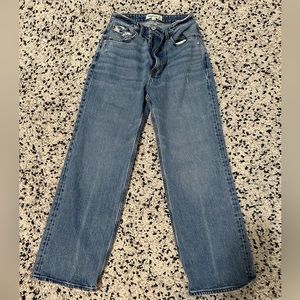 Abercrombie Curve Love the 90s Relaxed Jean High Rise Extra Short